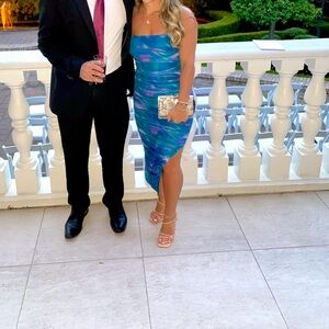 Colorful dress worn once in great condition